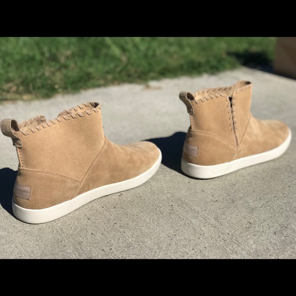 Koolaburra by UGG Women’s Rylee in Sand. - Picture 3 of 5